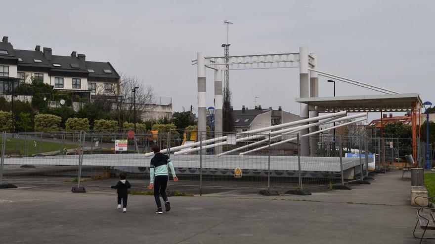 Cubierta tendida sobre el parque de As Brañas, antes de su retirada. |   // VÍCTOR ECHAVE