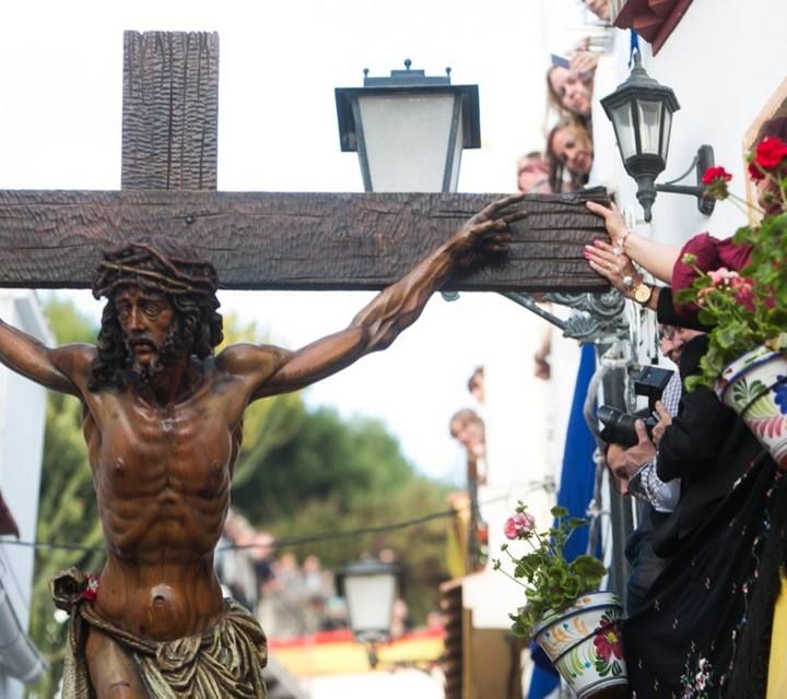 Alicante se vuelca con la procesión de Santa Cruz