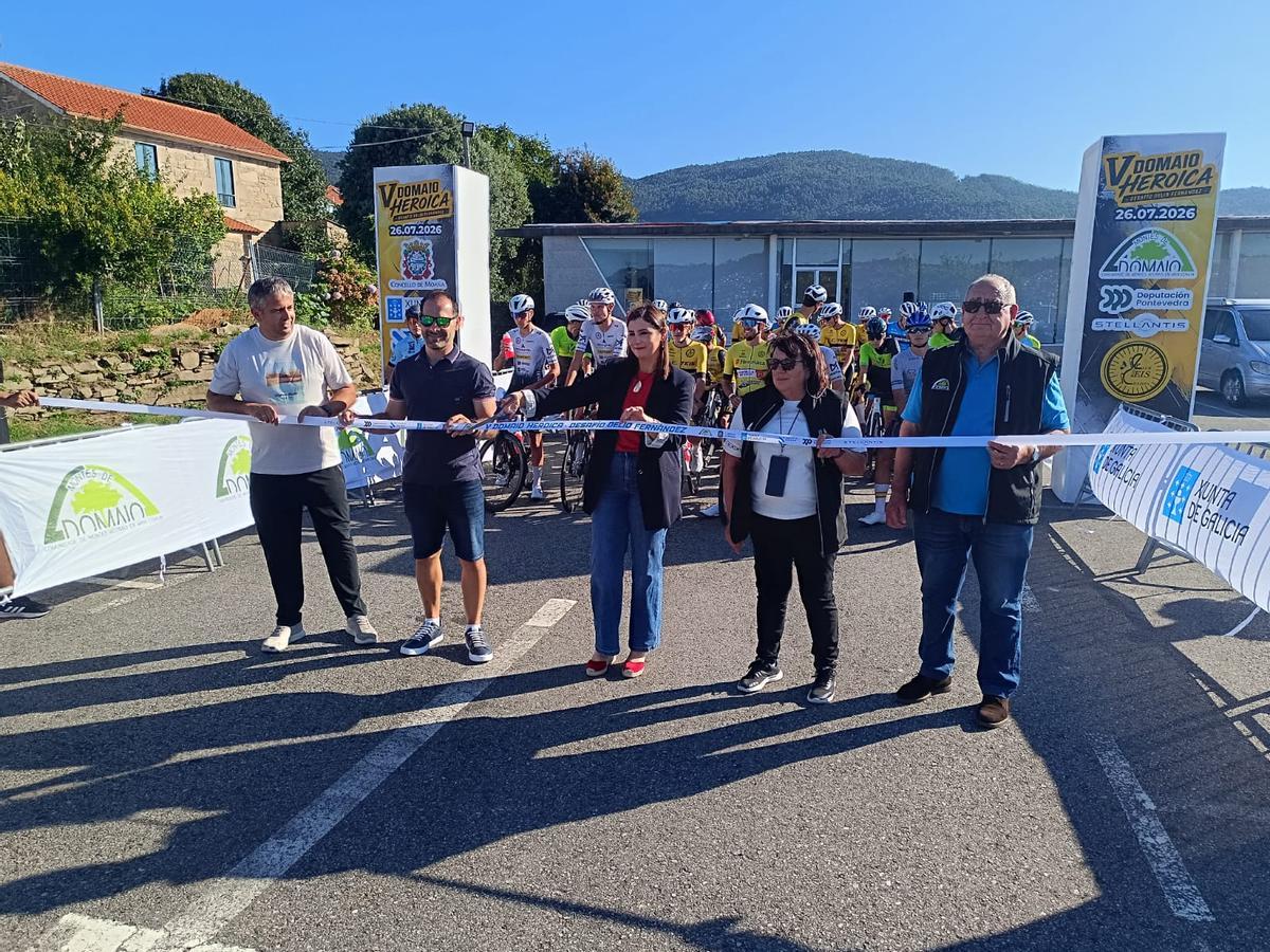 Corte de cinta para marcar el inicio de la prueba en Domaio.