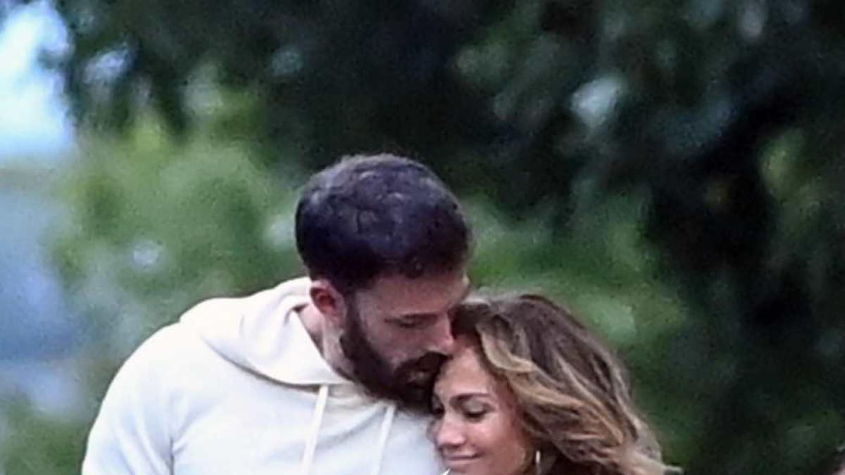 Ben Affleck le da un beso en la frente a Jennifer Lopez