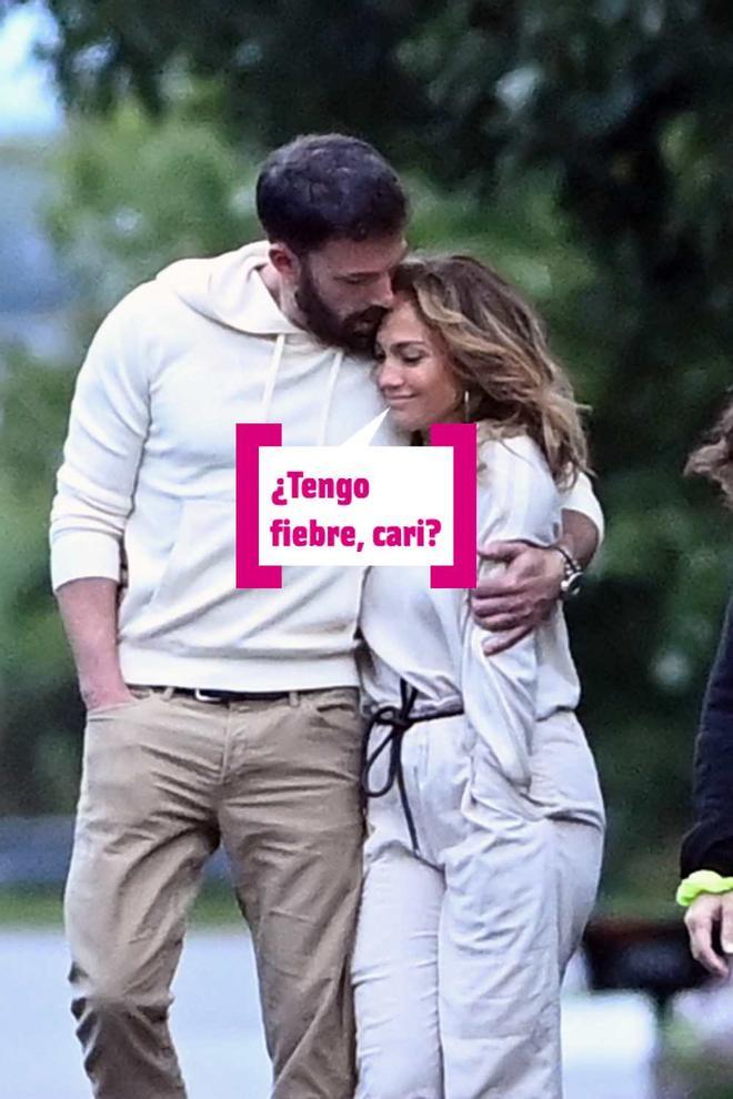 Ben Affleck le da un beso en la frente a Jennifer Lopez