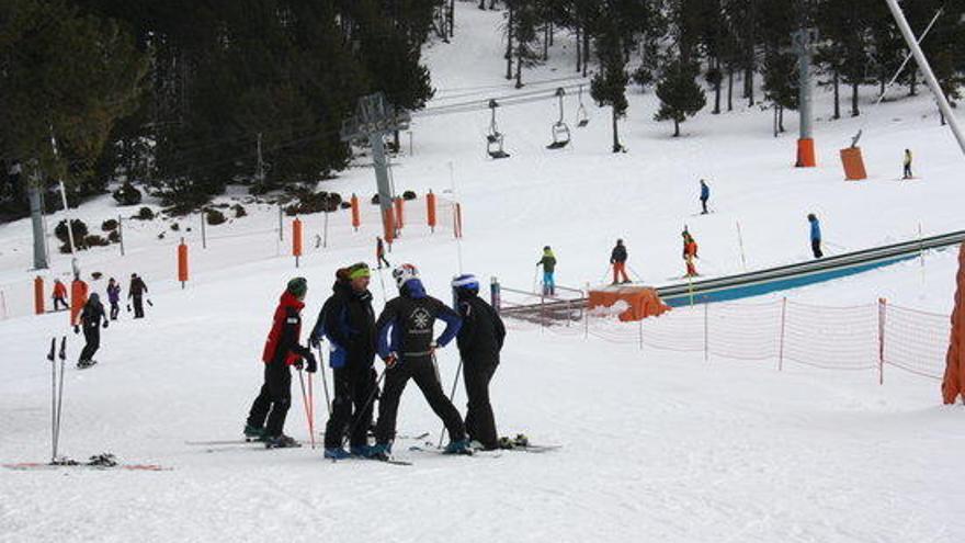 Uns esquiadors en unes pistes del Pirineu.