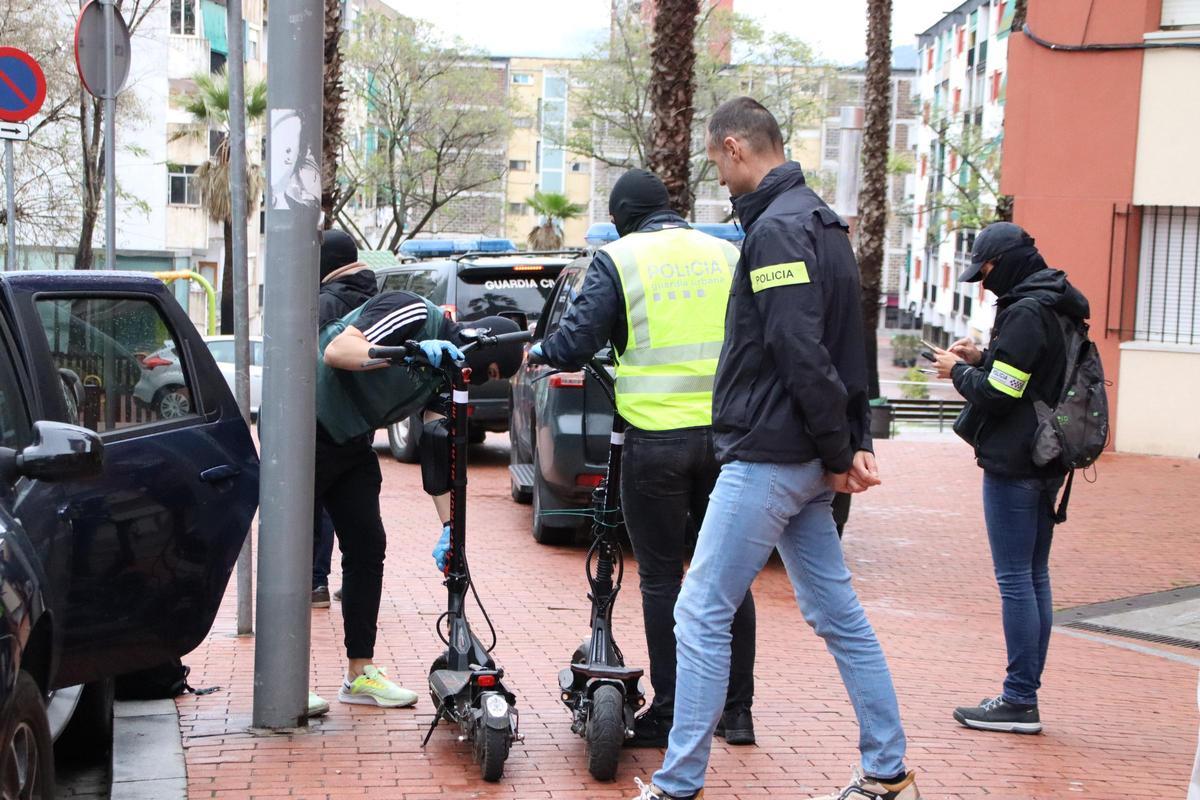 Detención en Ciutat Meridiana, Barcelona, de varios miembros de una banda latina, acusados de tráfico de drogas, robos y lesiones