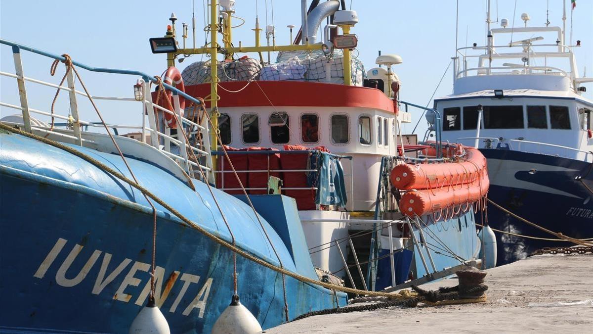 El 'Iuventa', de la oenegé Jugend Rettet, atracado en el puerto de Lampedusa, el 2 de agosto.