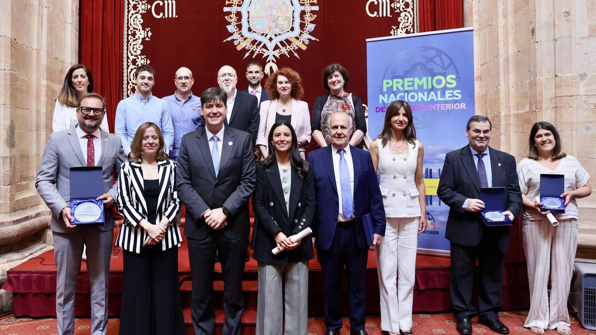 De izquierda a derecha, en primera fila: Vicente Zaragozá, Amparo López, Borja Sánchez, Paloma de Blas, José Juan de Blas, Leticia Álvarez, José Ángel Blanco y Lucía Alonso. En segunda fila: María López Negrete, Ion Solbes, Iñañi Solbes, Carlos Albillo, Mikel Castaño, Puy López y María José Corretge.