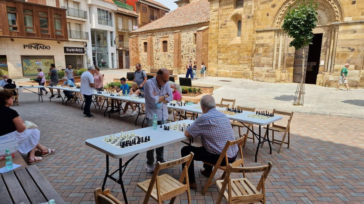 Las jornadas promocionales de la práctica del ajedrez son un clásico del verano en Benavente.