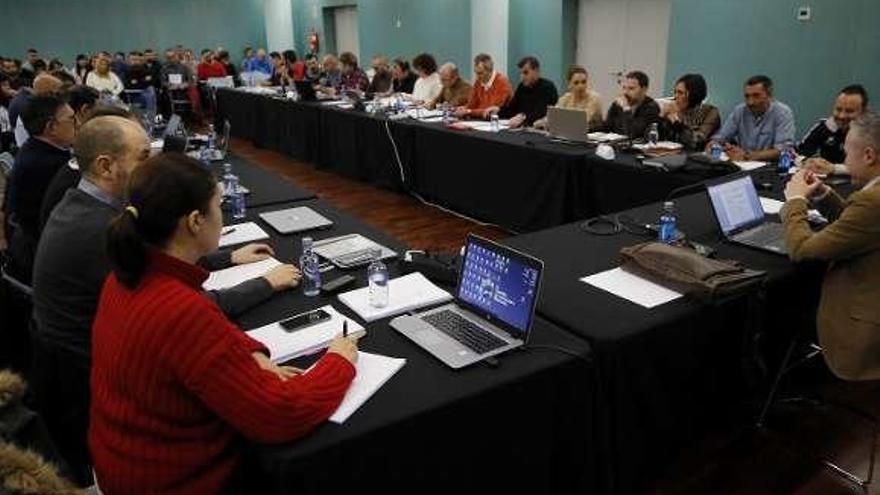 Tercera reunión entre PSA y sindicatos, en el Mar de Vigo. // Alba Villar