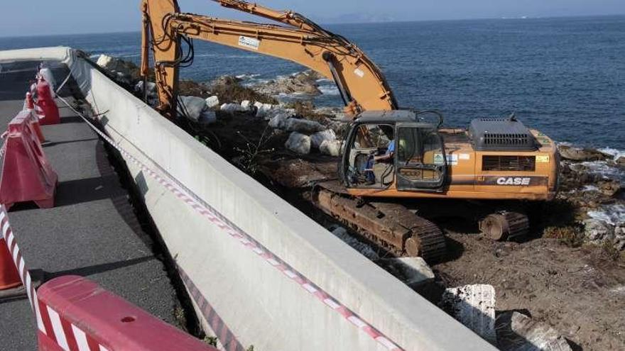 Una excavadora, acondicionando el carril bici en Baredo.