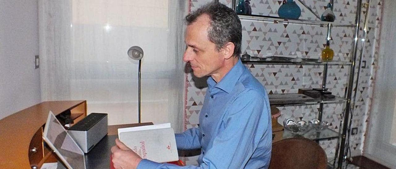 El ministro de Ciencia, Pedro Duque, trabajando en su casa durante los días del confinamiento ordenado durante el estado de alarma.