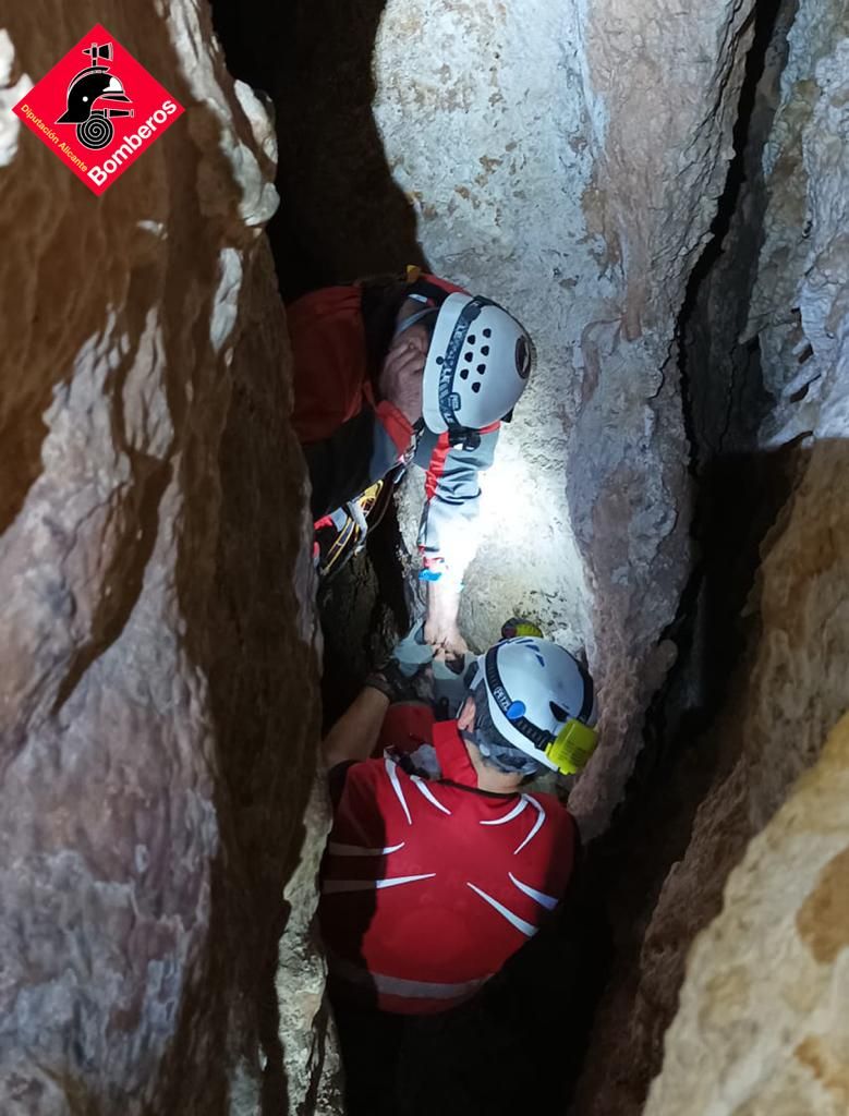 Así ha sido el duro rescate para atender a un escalador lesionado en una cueva de Monóvar