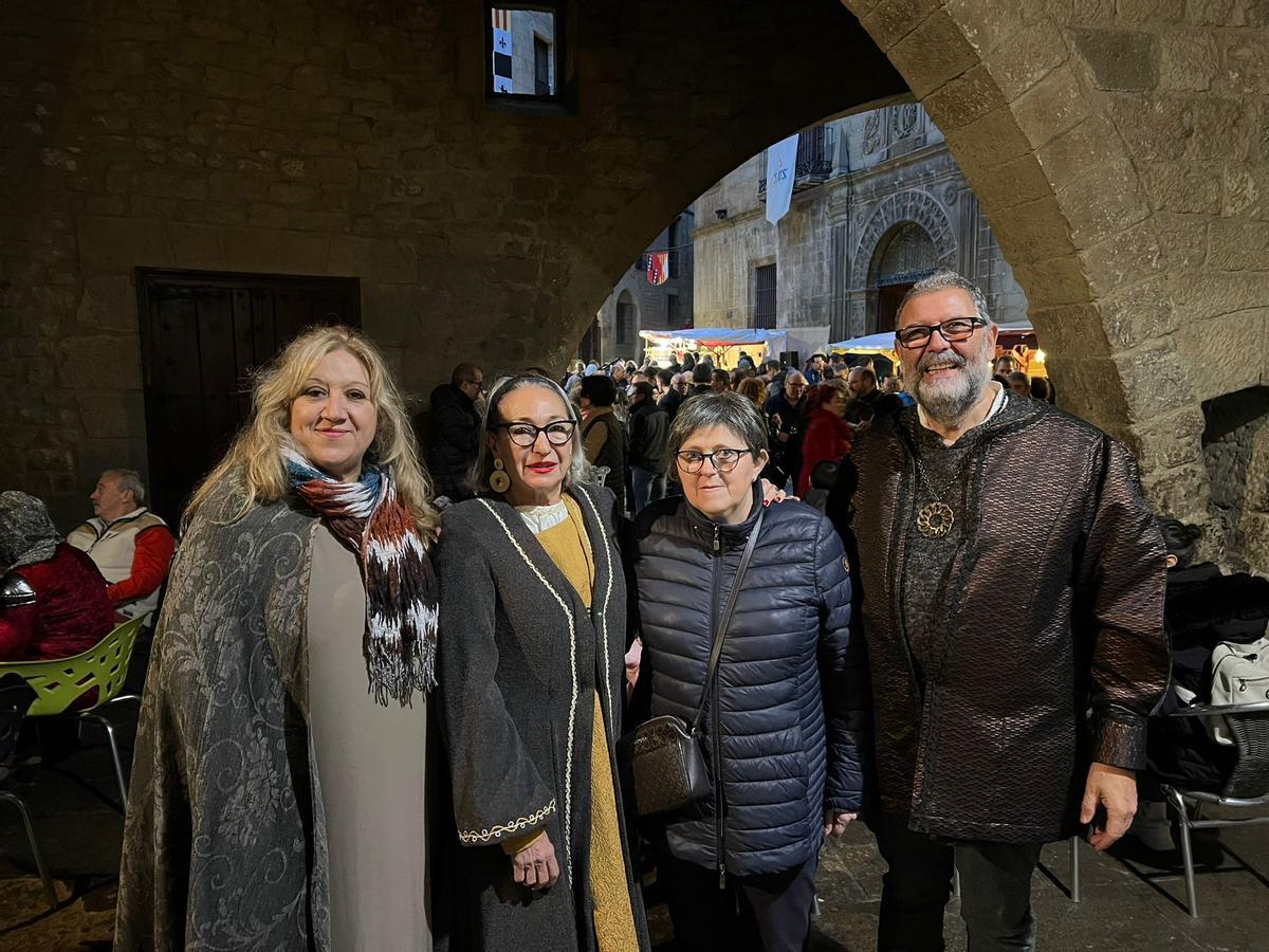 La alcaldesa María José Navarro, Luisa Gavasa, la teniente de alcalde y Felipe Díaz.