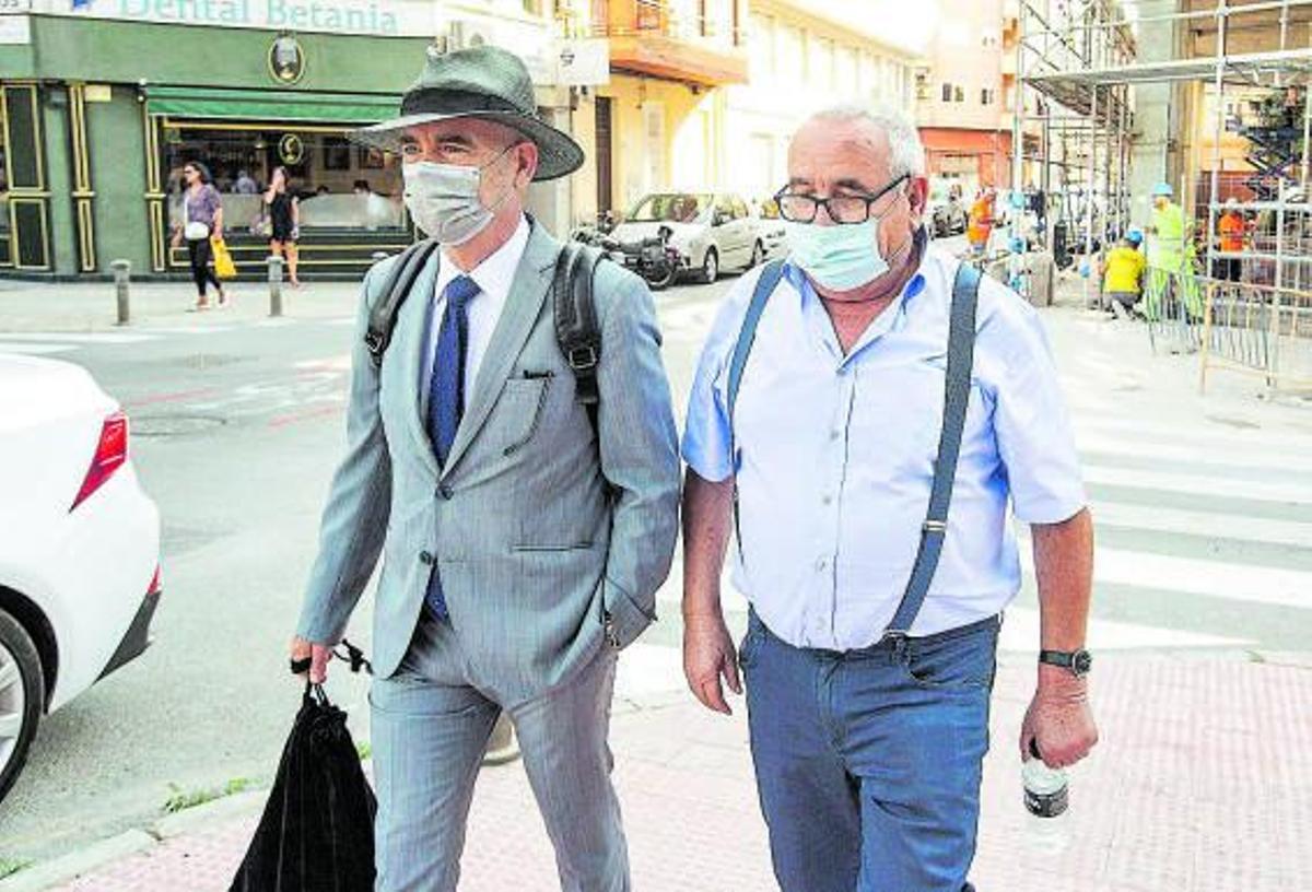 Ángel Fenoll, a la derecha, con su abogado a su llegada a una sesión del juicio. | PILAR CORTÉS