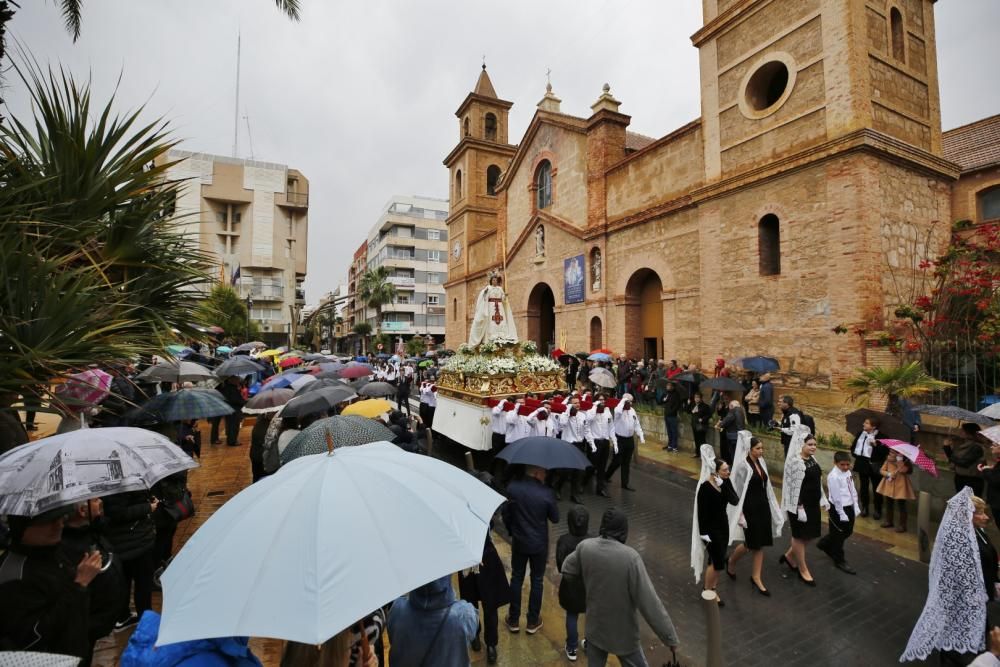 Pese a la fina lluvia que caía a primera hora de la mañana la procesión de Domingo de Resurección pudo celebrar el tradicional Encuentro en las cuatro esquinas