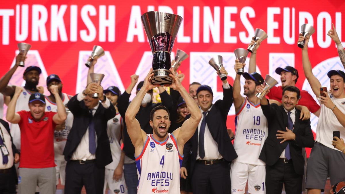 Efes players lift the Euroleague trophy.