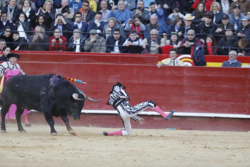 Enrique Ponce, corneado en la Feria de Fallas