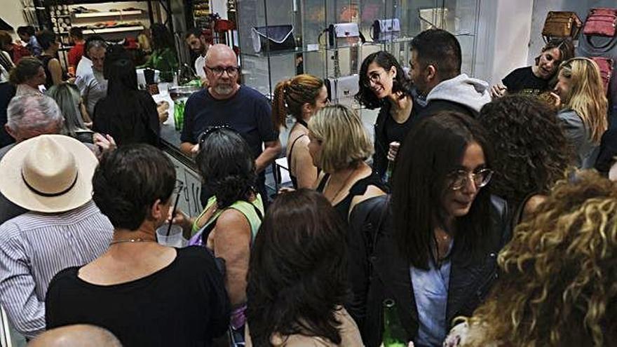 Vista del público que asistió al 25º aniversario del creador isleño.