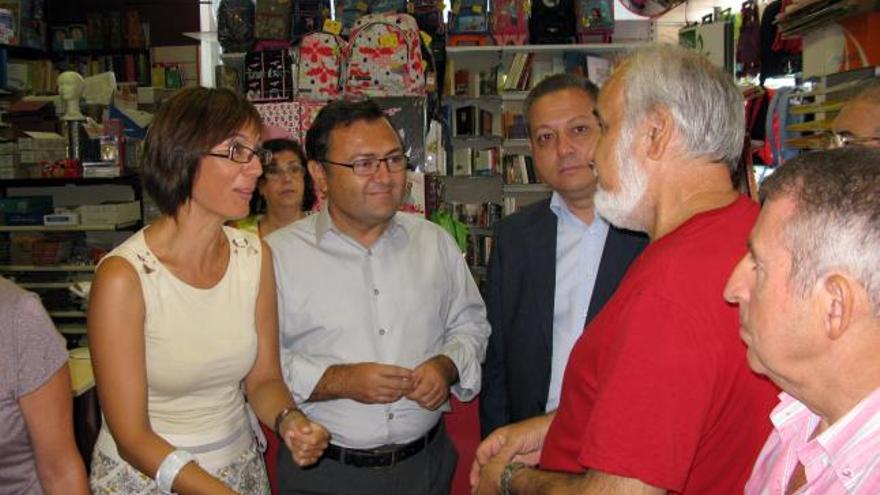 Gámez, Heredia y Benítez han visitado esta mañana una papelería de en la Carretera de Cádiz