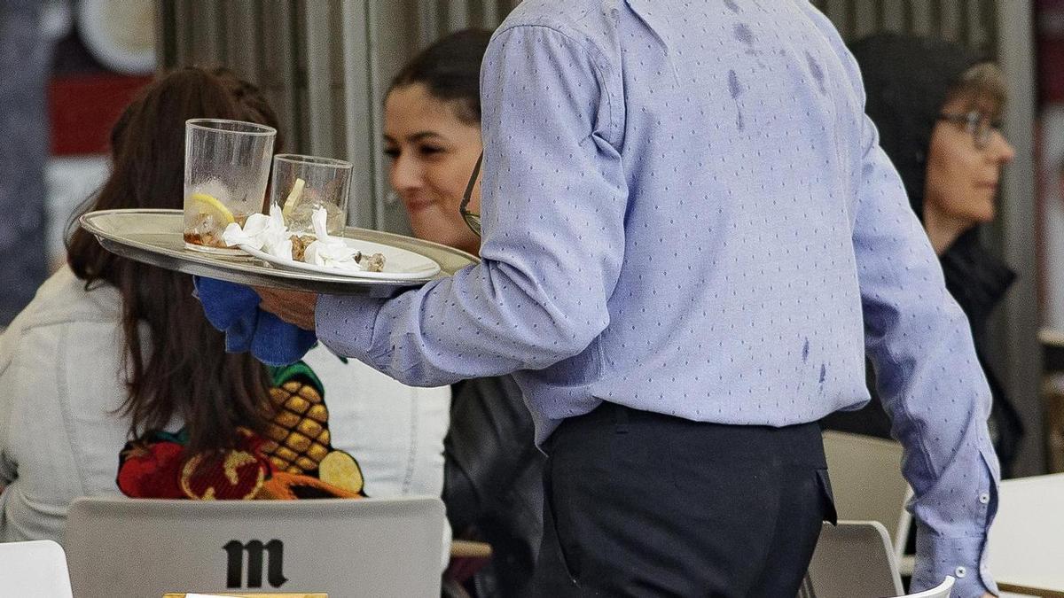 Un camarero fijo discontinuo demanda a su empresa por despido improcedente al no llamarle al inicio de temporada