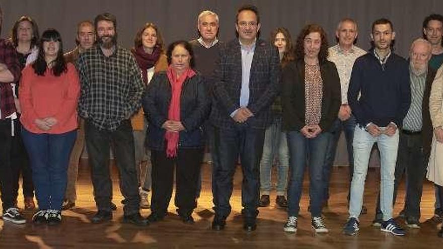 Foto de familia de la candidatura del BNG de Cerdedo-Cotobade, liderada por Ernesto Filgueira.