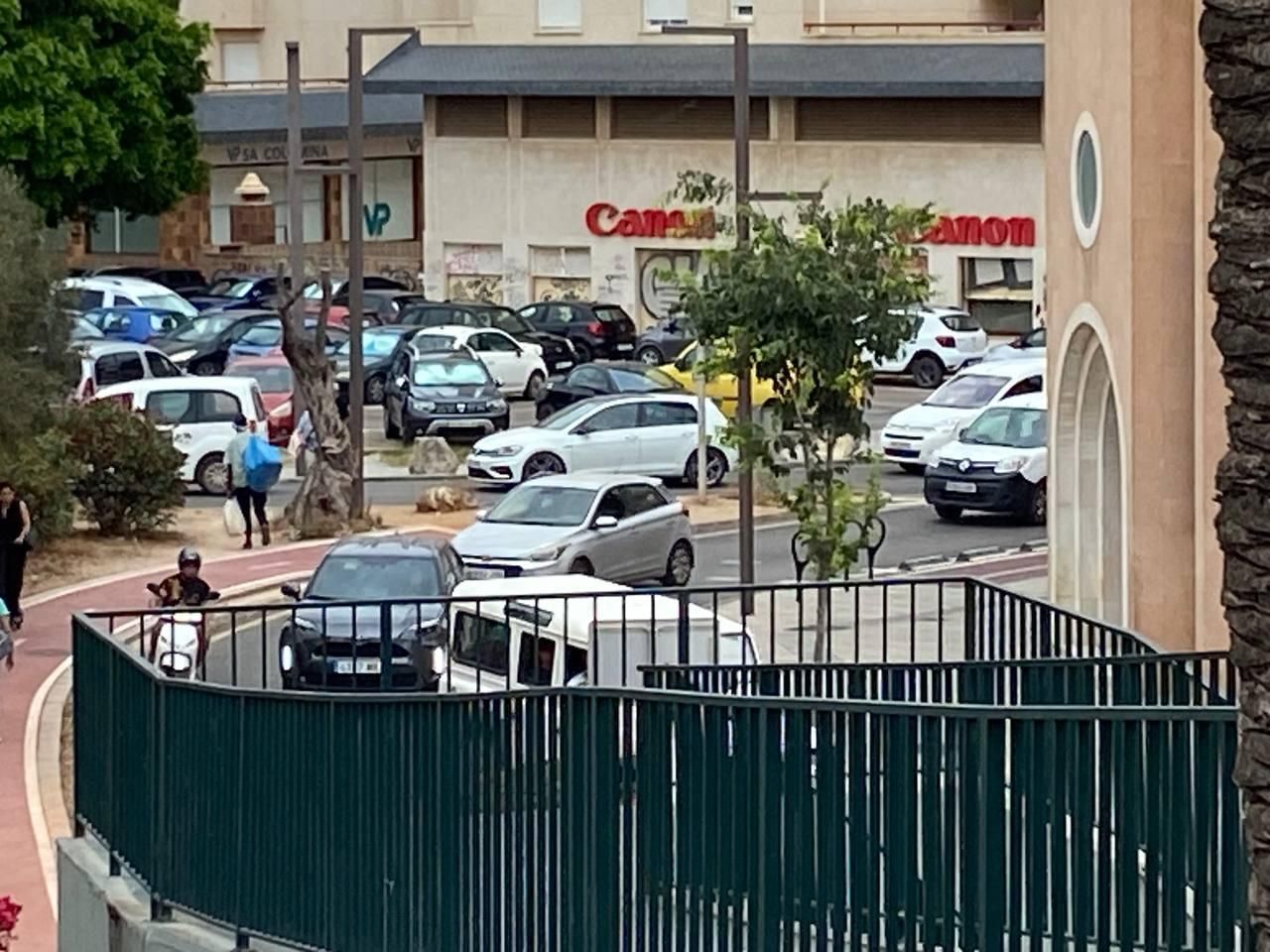 Todas las imágenes del atasco que colapsa la ciudad de Ibiza