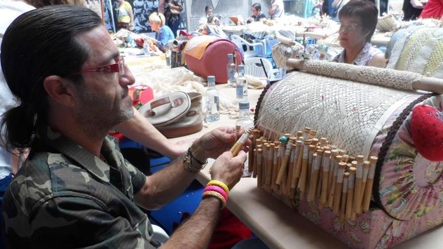 Felipe Aira, en plena faena, ayer en la vieja fábrica Ortiz de Candás.