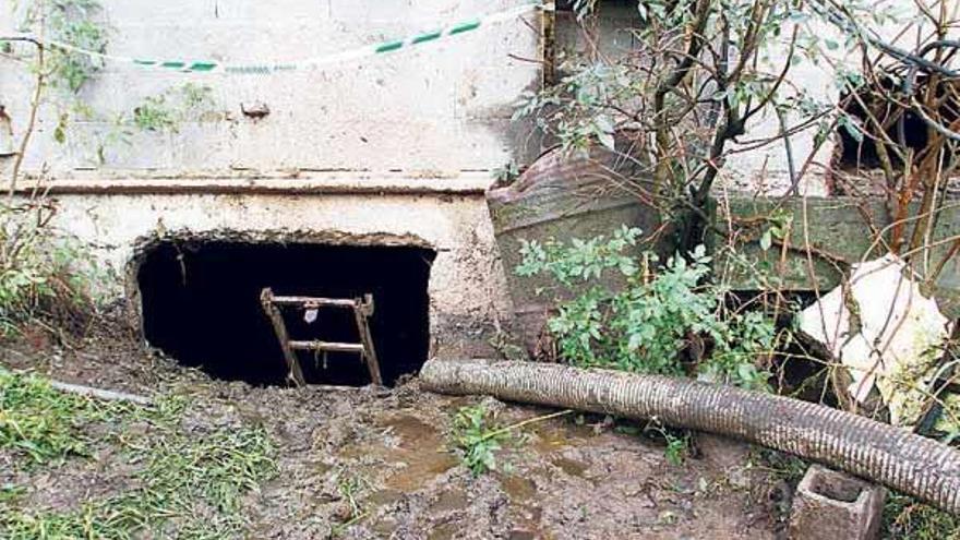 Zona de acceso al pozo de purín donde apareció el matrimonio .  // E.T.