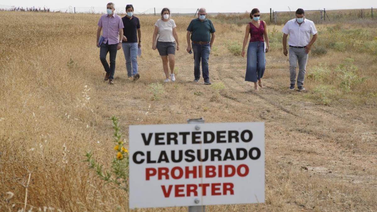 Visita de Clara San Damián a la escombrera restaurada en Villafáfila.