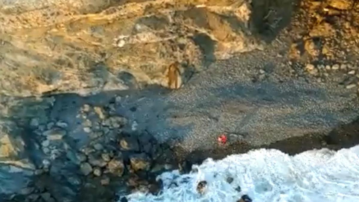 Espectacular rescate de una mujer en una cala de Canarias