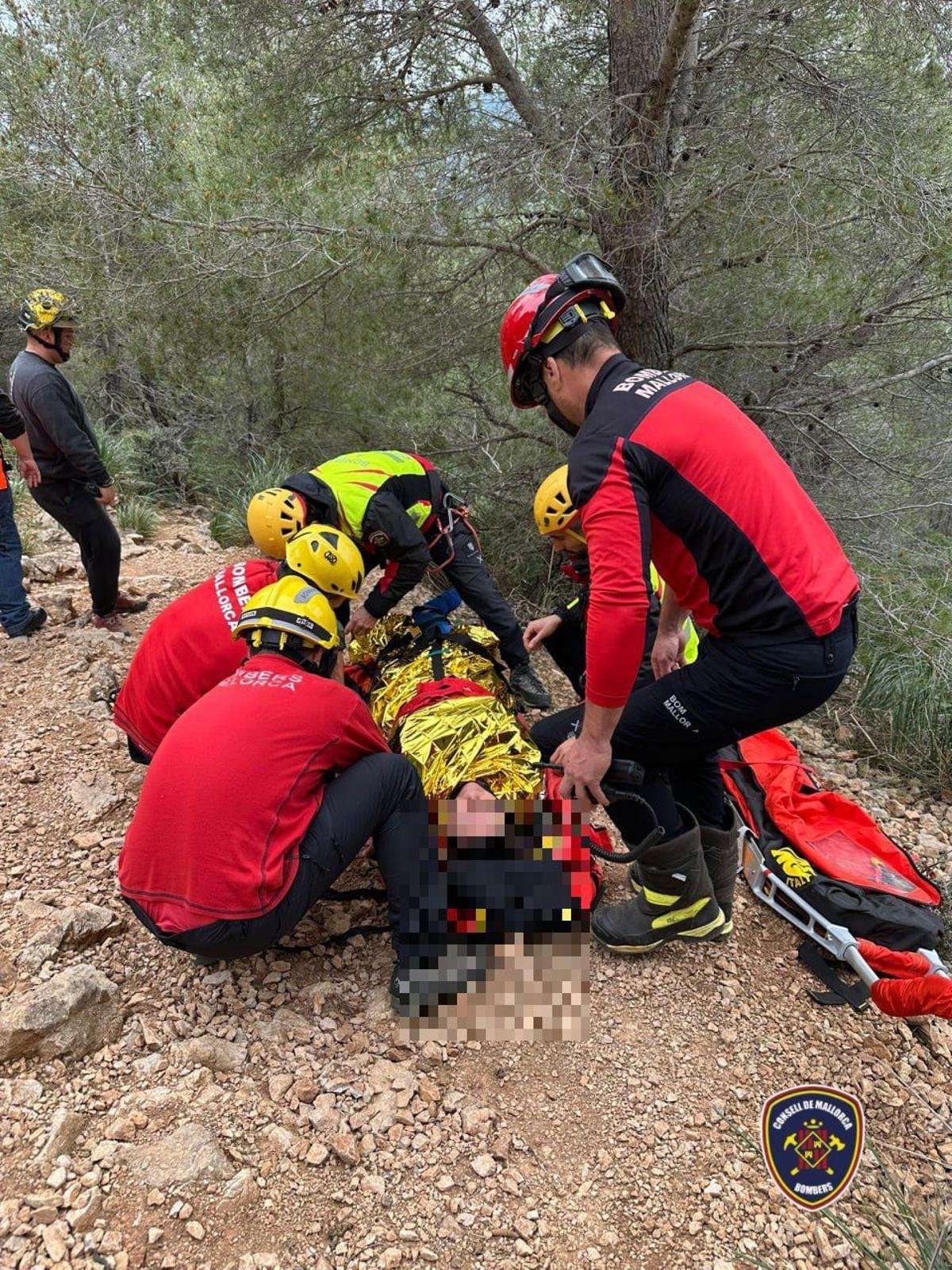 Bomberos del Parc d'Artà durante el rescate a una señora en  Atalaia de Son Jaumell