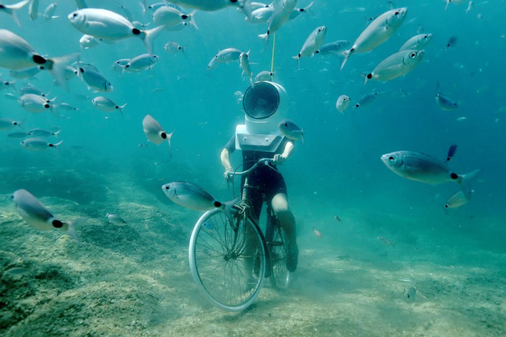 Una mujer se sumerge en el mar con su bicicleta en Croacia