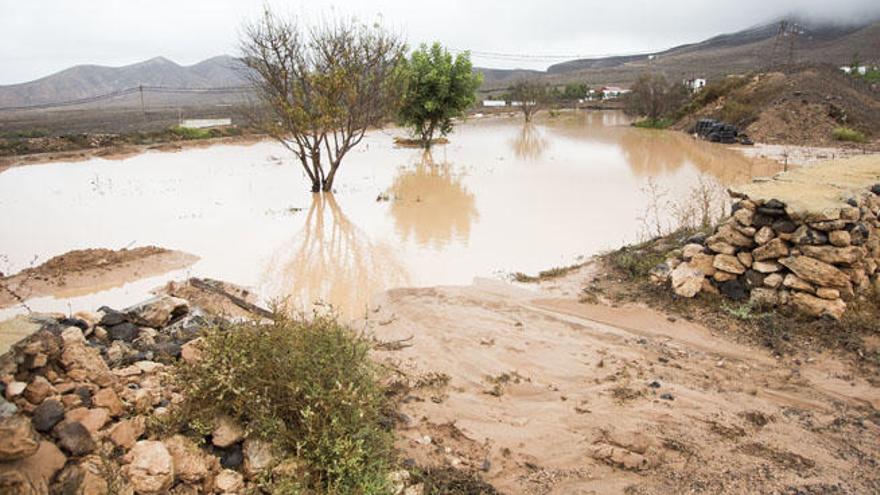 Un muerto entre la lluvia y el mar