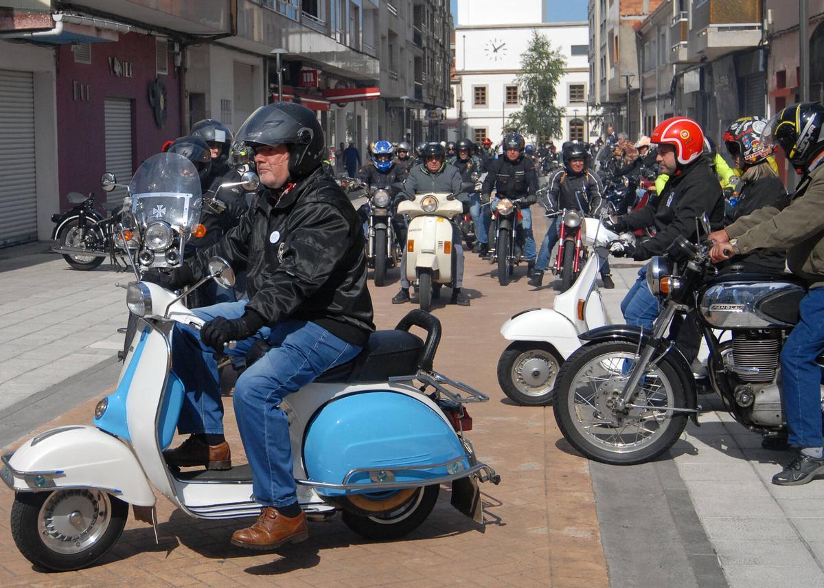 Las motos se concentraron en la calle Cartagena de Silleda antes de iniciar la ruta.