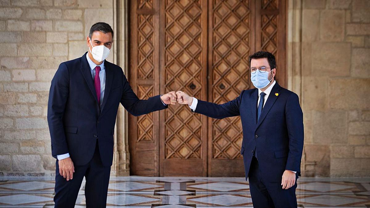 Pedro Sánchez i Pere Aragonès se saluden a la manera covid al Palau de la Generalitat | EFE/QUIQUE GARCÍA