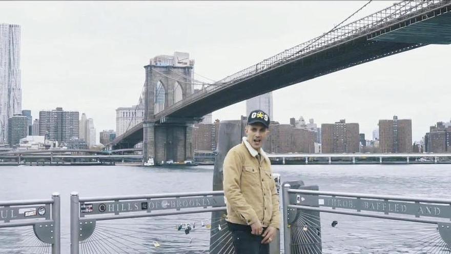 Arce, bajo el puente de Brooklyn en el videoclip de &quot;One way&quot;. // YouTube