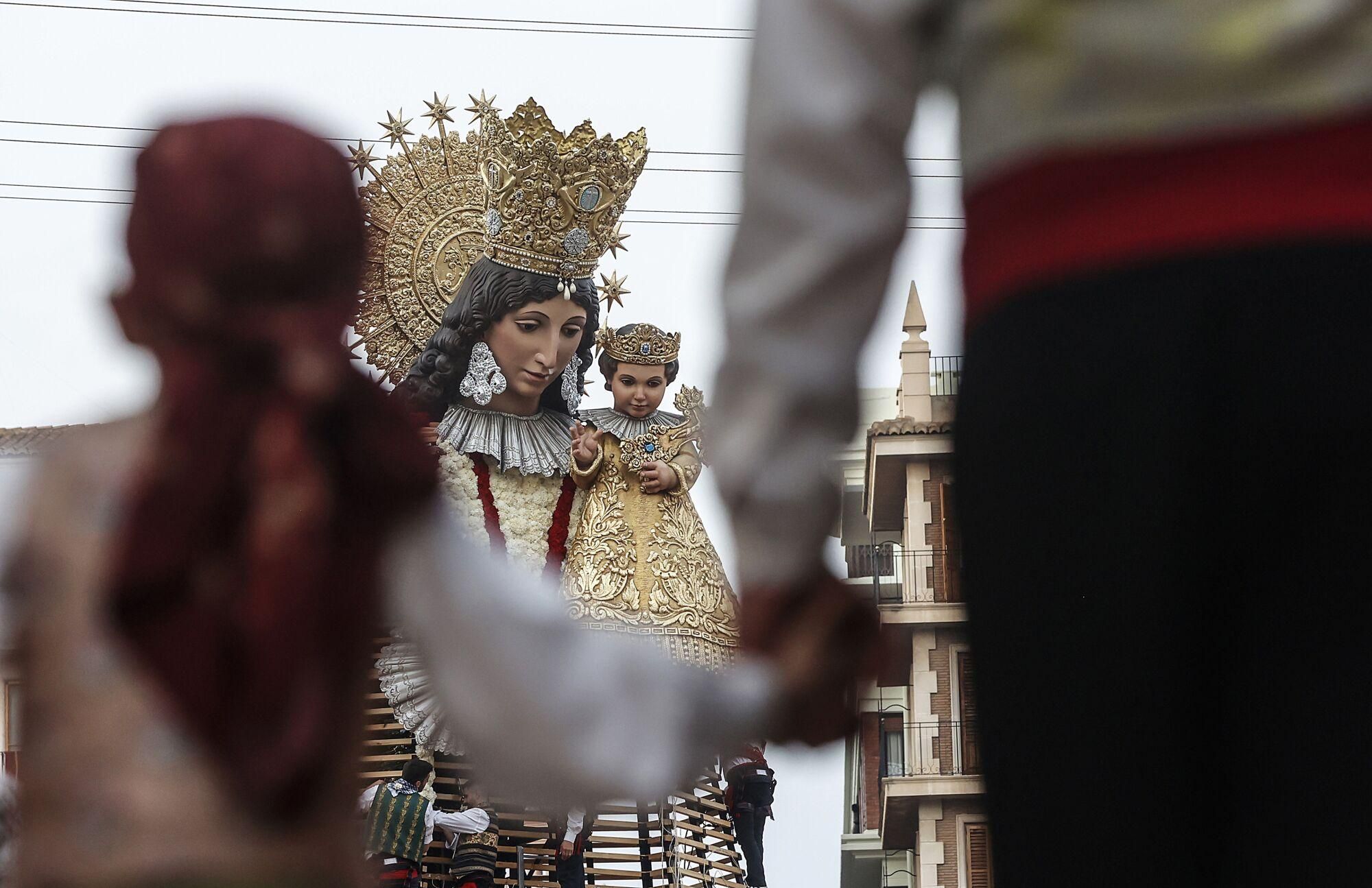 17/03/2024 La Virgen de los Desamparados durante la ofrenda floral de las Fallas 2024 a la Virgen de los Desamparados de Valencia, a 17 de marzo de 2024, en Valencia, Comunidad Valenciana (España). Los ramos que llevan las falleras se depositan, de forma ordenada según el color de la flor, en un catafalco de madera, coronado por el busto de la Virgen de los Desamparados. En total, más de 95.000 ramos entre hoy y mañana, 18 de marzo, con las tonalidades de colores rojos y blancos como colores predominantes, compondrán el manto en honor a la patrona de la ciudad. POLITICA Rober Solsona - Europa Press