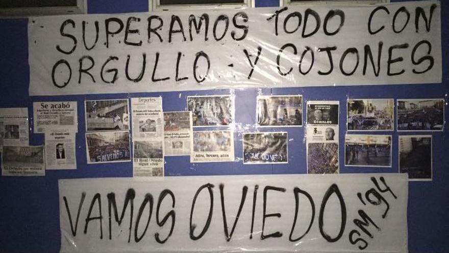 Pancartas de apoyo en el entrenamiento del Oviedo