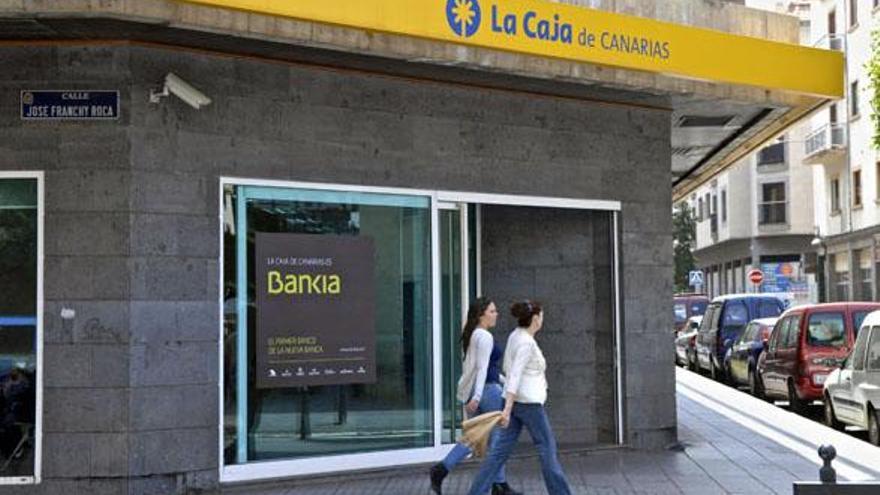 Oficina de La Caja de Canarias en la calle Franchy Roca de la capital grancanaria. | andrés cruz