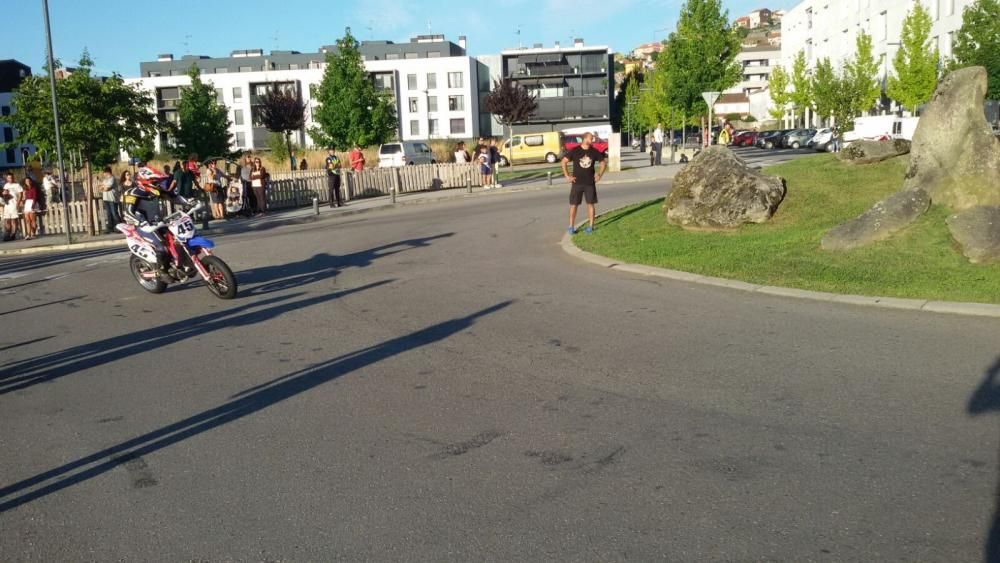 Las exhibiciones de trial, bike trial y de velocidad urbana llenan el centro de la villa que mañana acoge un descenso de bike