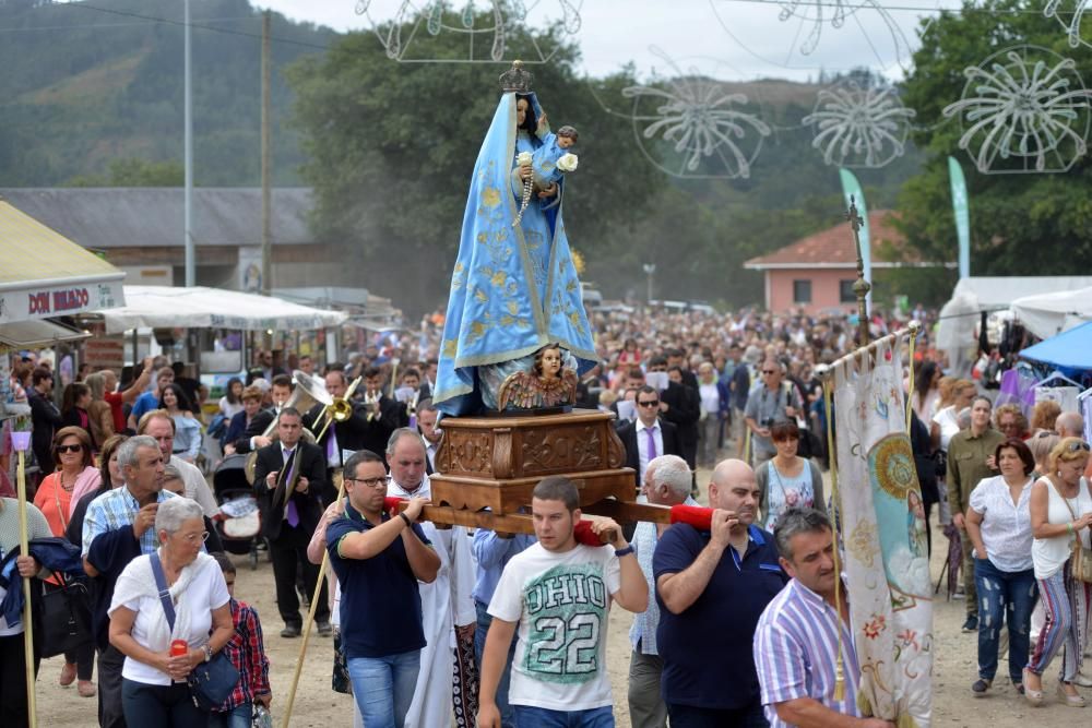 La tradicional romería celebra su día grande con la procesión de la Virgen