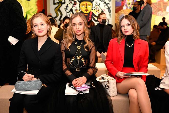 Stella Banderas, en el 'front row' del desfile de Alta Costura primavera-verano 2022 de Dior junto a Nadia Tereszkiewicz y Amelia Windsor