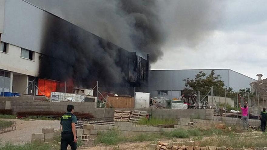 Los Bomberos trabajan para extinguir el fuego.