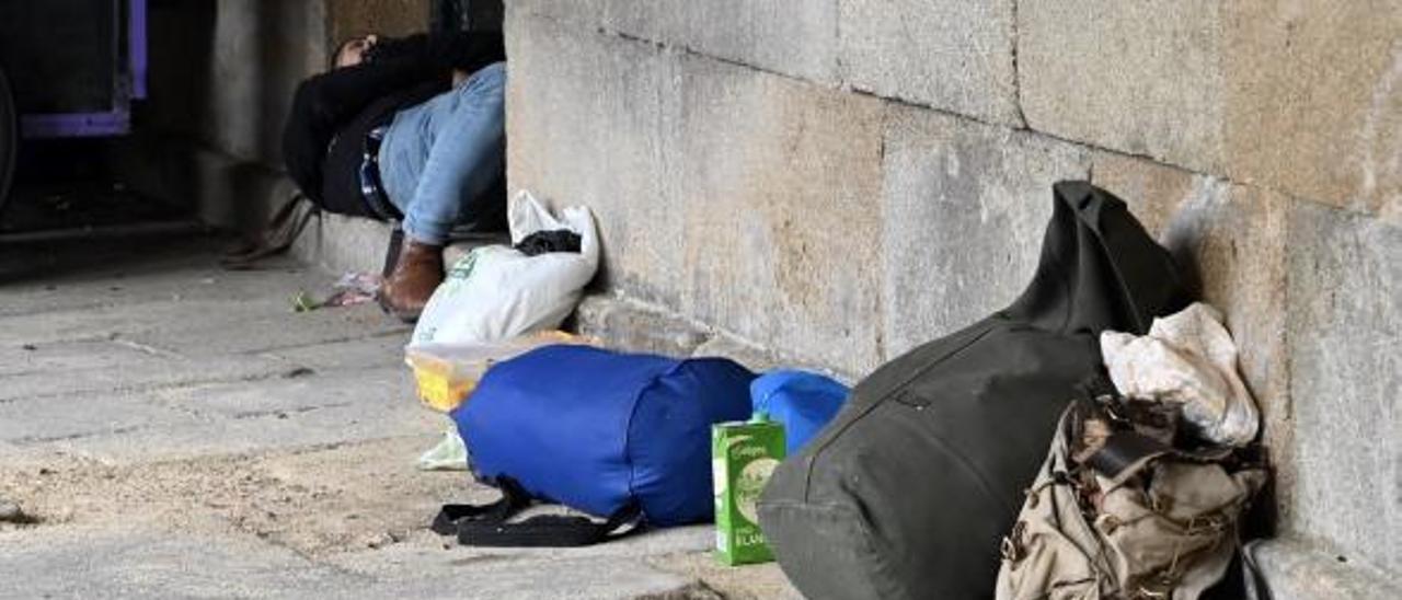 Un hombre duerme en la calle en las inmediaciones de A Ferrería.   // RAFA VÁZQUEZ