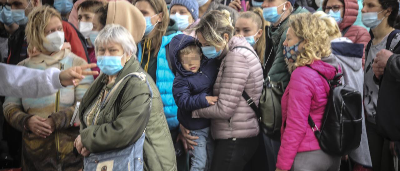 Refugiados ucranianos esperando en la Ciudad de la Luz de Alicante.