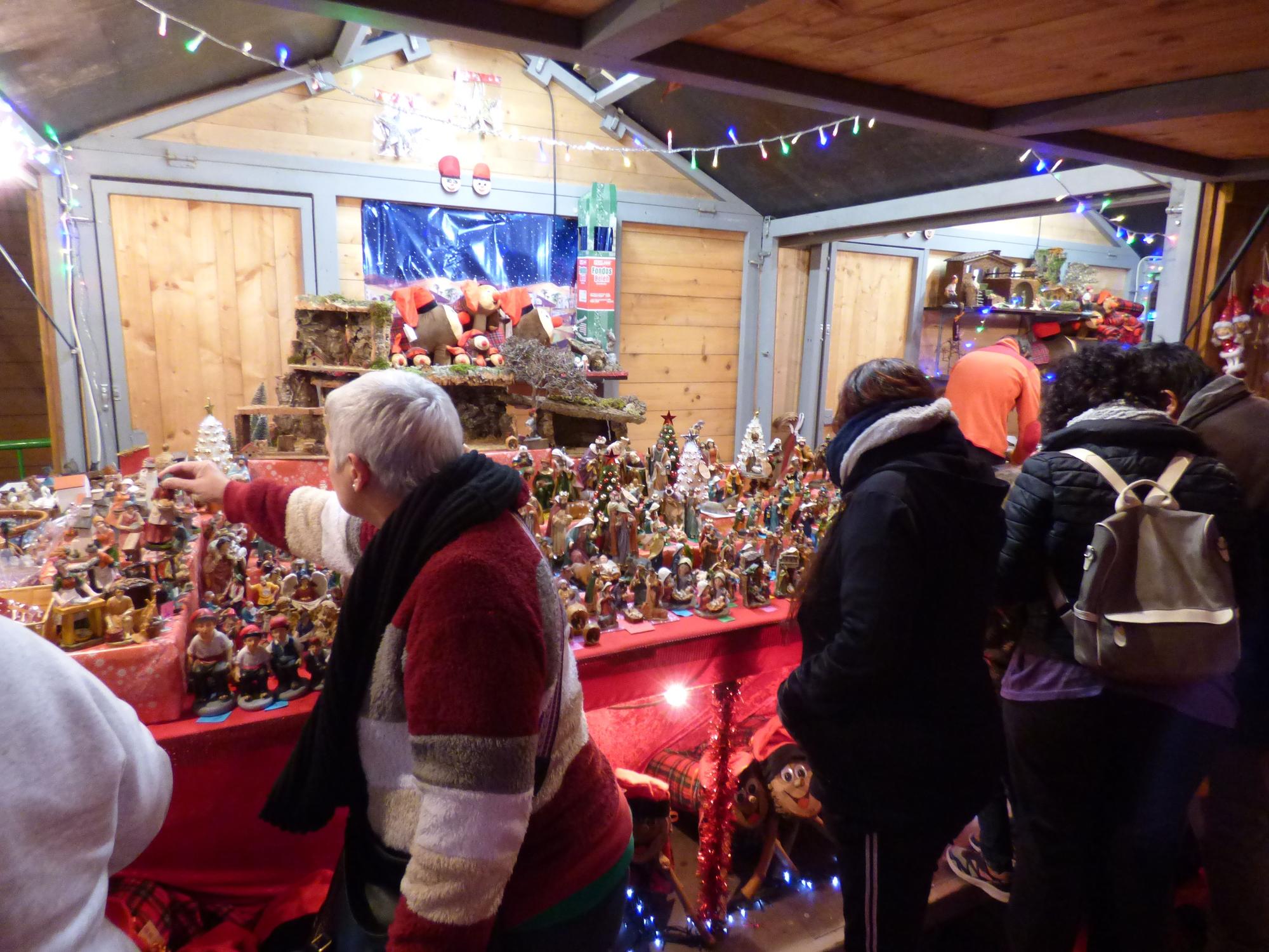 En Fumera, la Nadalina i la Bel inauguren el mercat de Nadal de Figueres