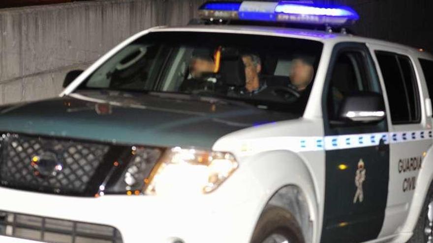 Villar es trasladado en un coche de la Guardia Civil el día de su detención.
