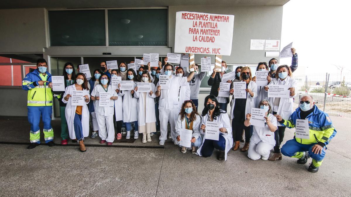 La plantilla de Urgencias del Hospital Universitario protestan frente al centro, este miércoles.