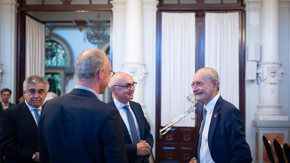 El alcalde de Málaga en un encuentro con el CEO del IMEC, Luc Van den hove, en el Ayuntamiento el pasado mes de septiembre.