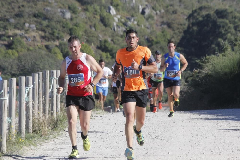 Roberto Riobó y Beatriz Fernández triunfan en la media maratón de la Costa da Vela