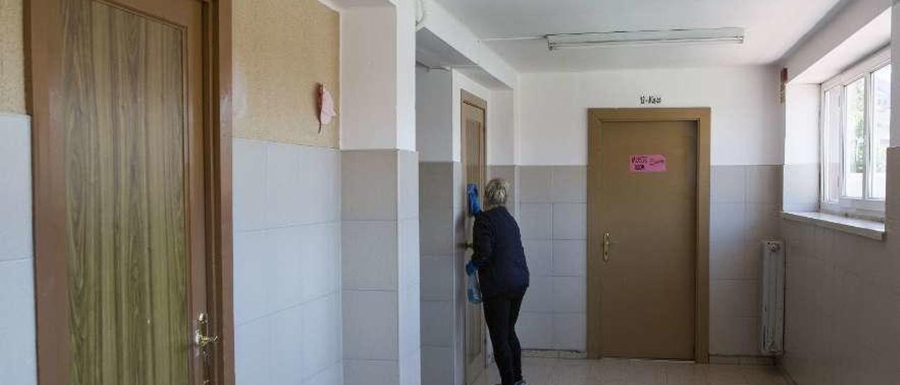 Una trabajadora desinfecta el Instituto Cuenca del Nalón, en Langreo.