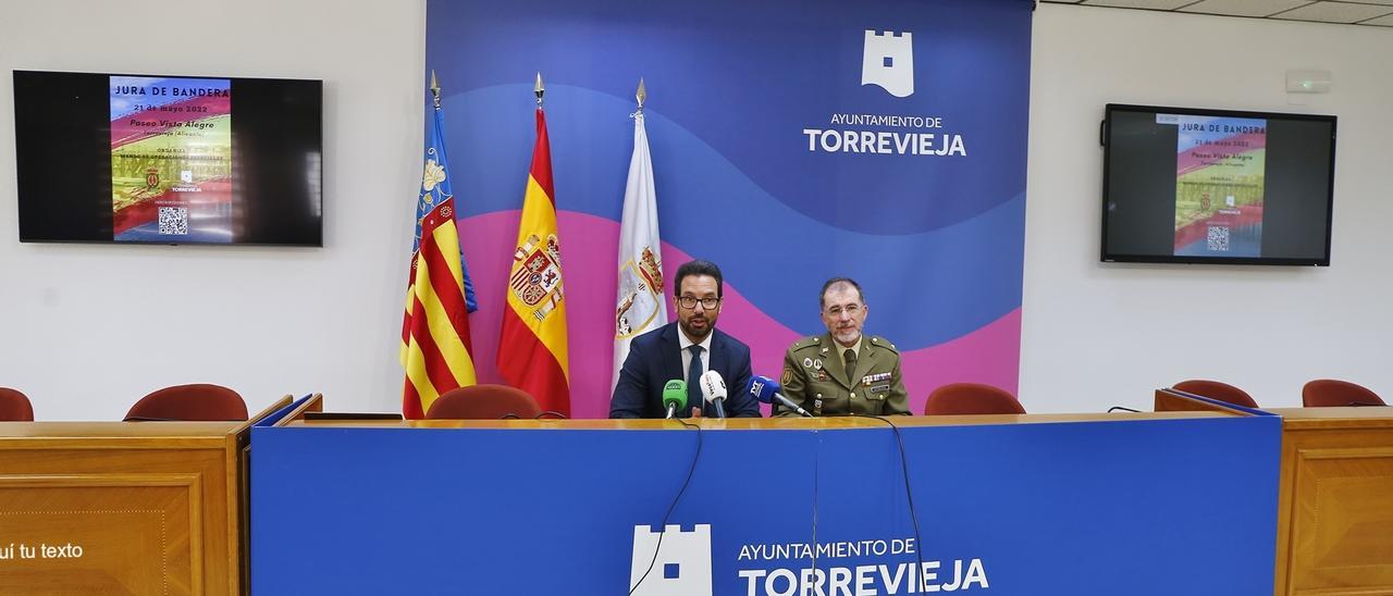 Presentación de la jura a cargo del concejal Federico Alarcón y el comandante del MOE, Alfonso Blas